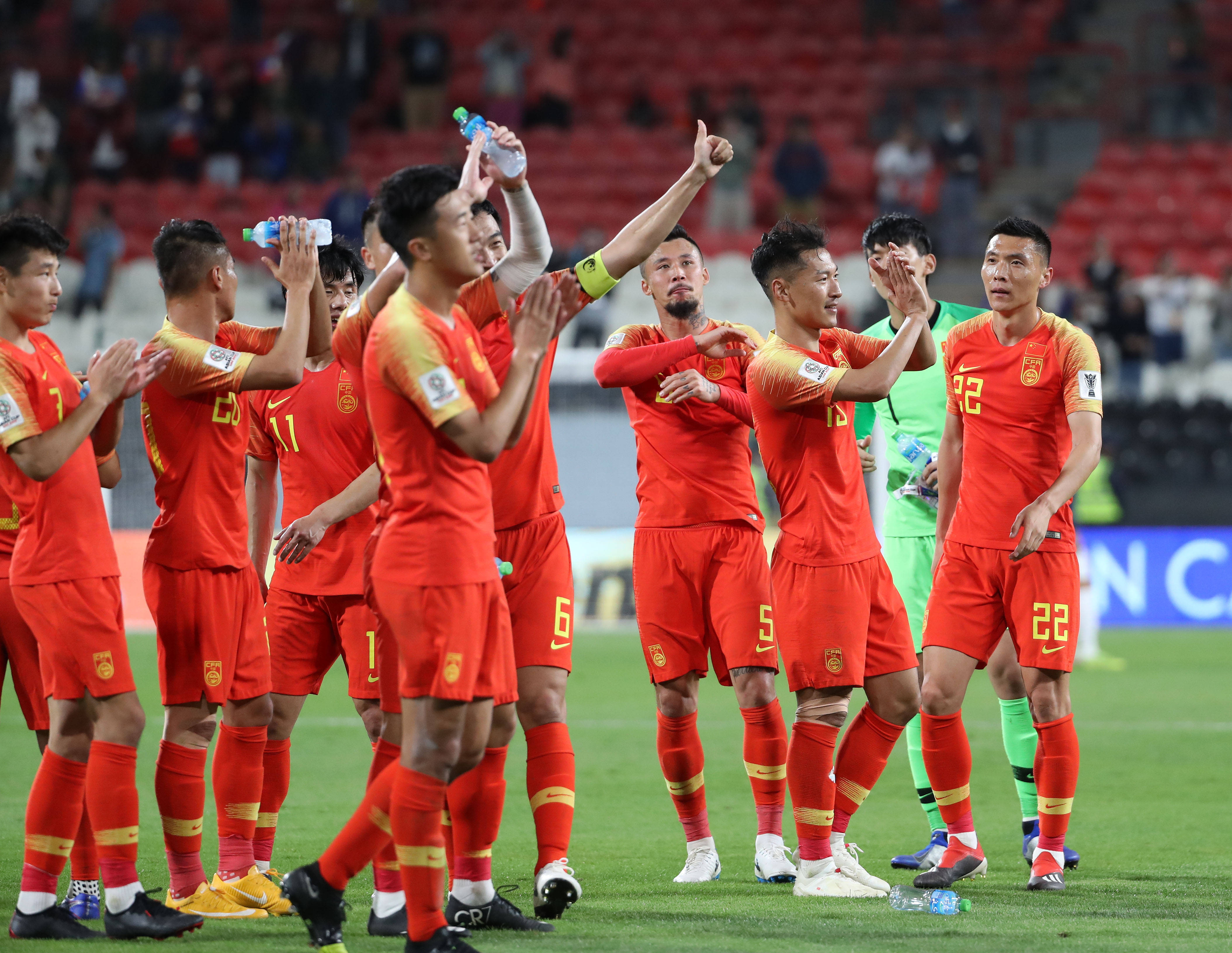 国内足球比赛激烈角逐，球队全力以赴