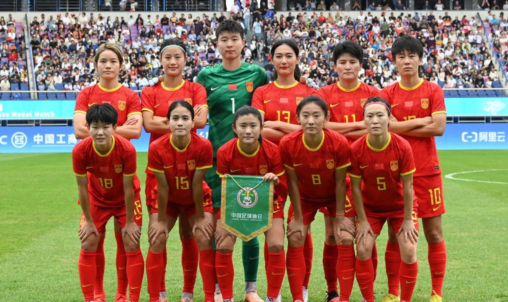 关于逐鹿雌雄，女足比赛场上呈现出一派热火朝天的景象的信息
