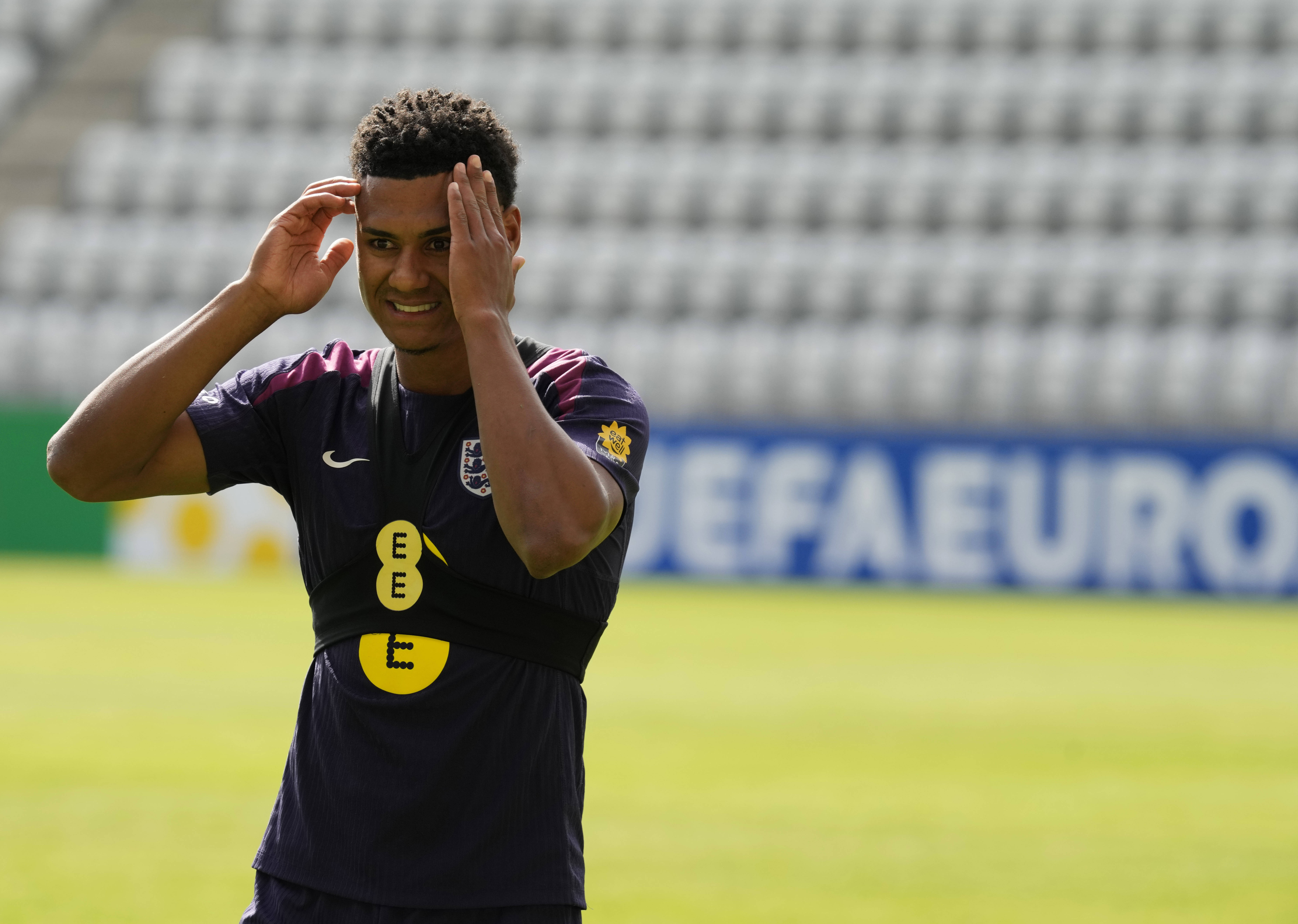 英格兰队在半决赛中面临挑战,全场震撼的简单介绍 英格兰队在半决赛中面临挑战,全场震撼的简单介绍