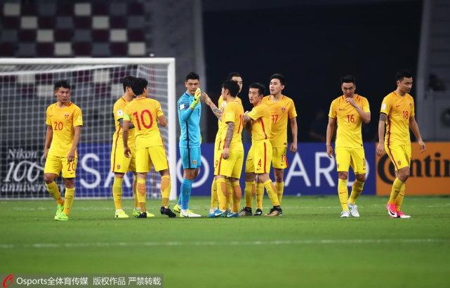 法国客场惊险战胜俄罗斯，荣登小组榜首，引发热议