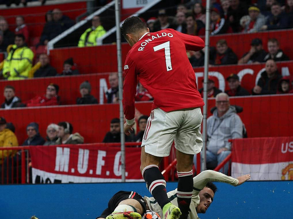 曼联中场表现抢眼，获得好评，引发热议