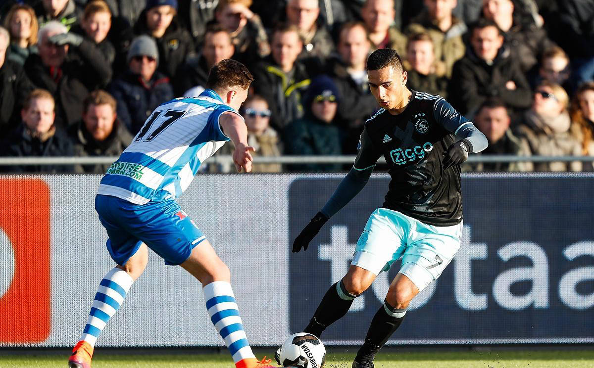 阿贾克斯惊险获胜,晋级欧冠下一轮,士气大振 阿贾克斯惊险获胜,晋级欧冠下一轮,士气大振