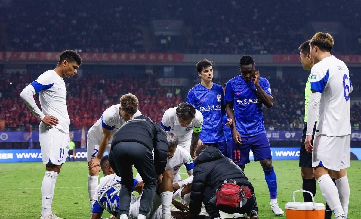 国内足球联赛火爆展开，战况紧张刺激，全场震撼