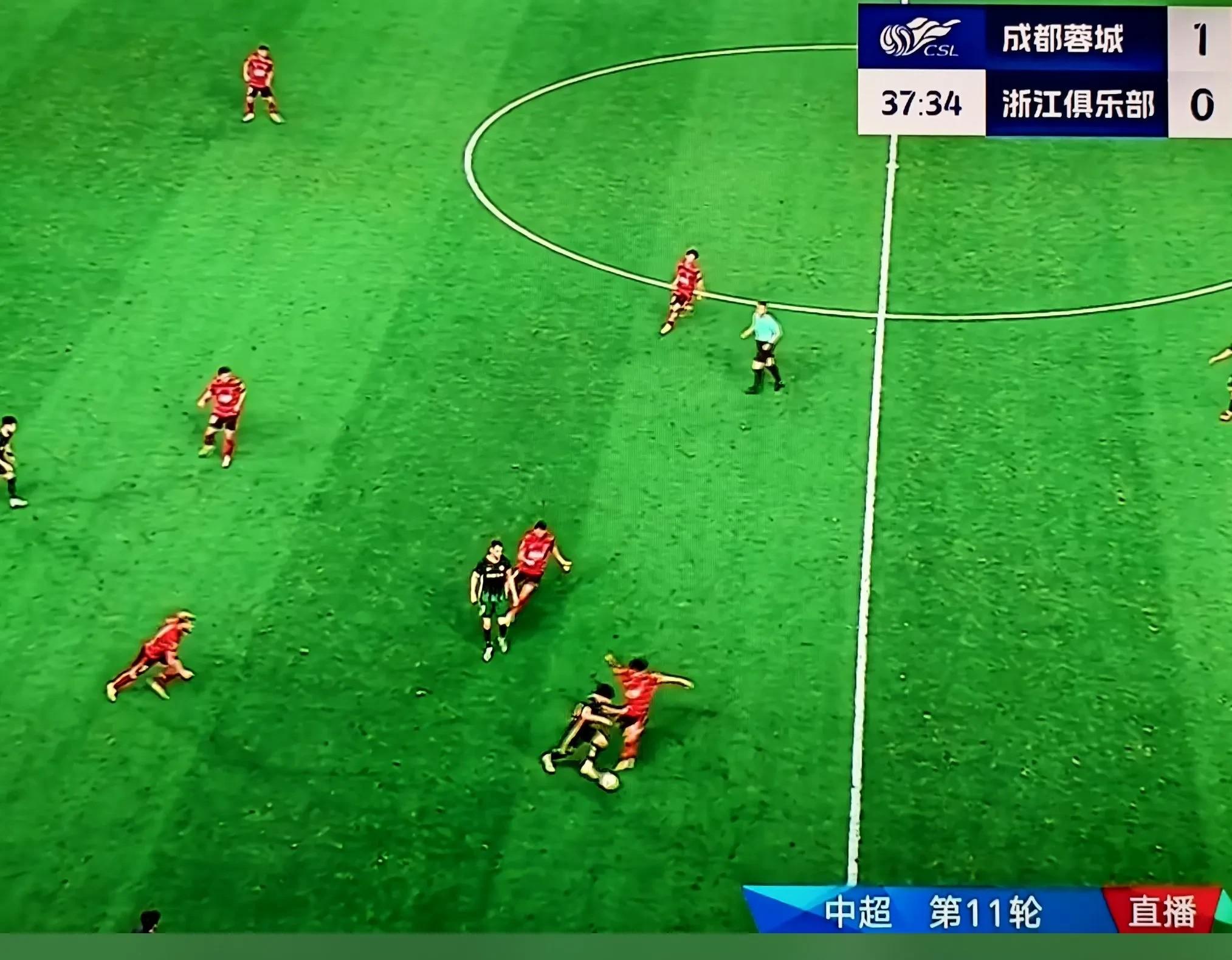 国内足球联赛火爆展开，战况紧张刺激，全场震撼