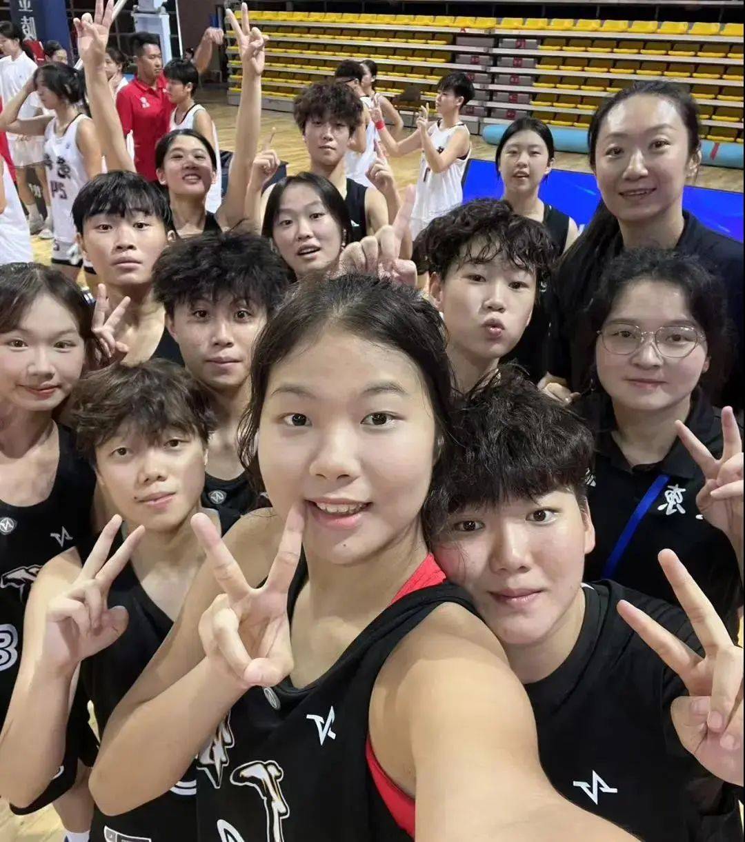 团结协作！选手团队配合实力问鼎，战绩斐然