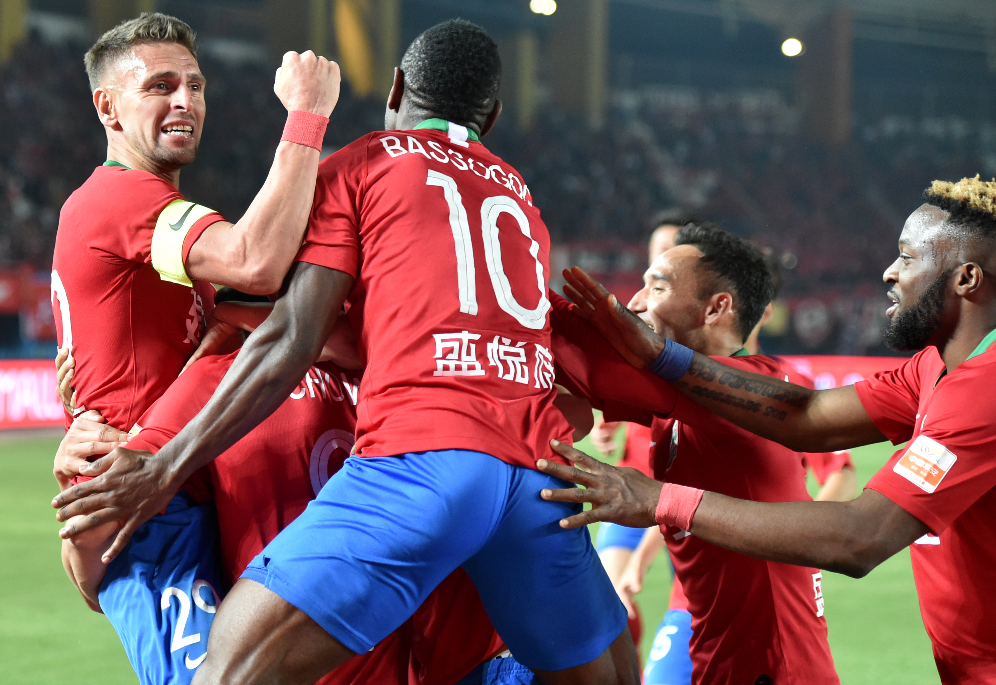 河南建业客场不敌，遭遇挑战，振奋人心