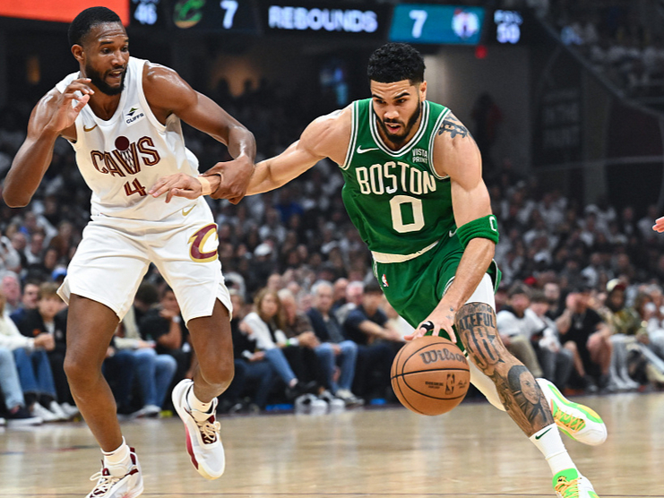 青岛利之星队拼尽全力，力夺胜利，全场震撼