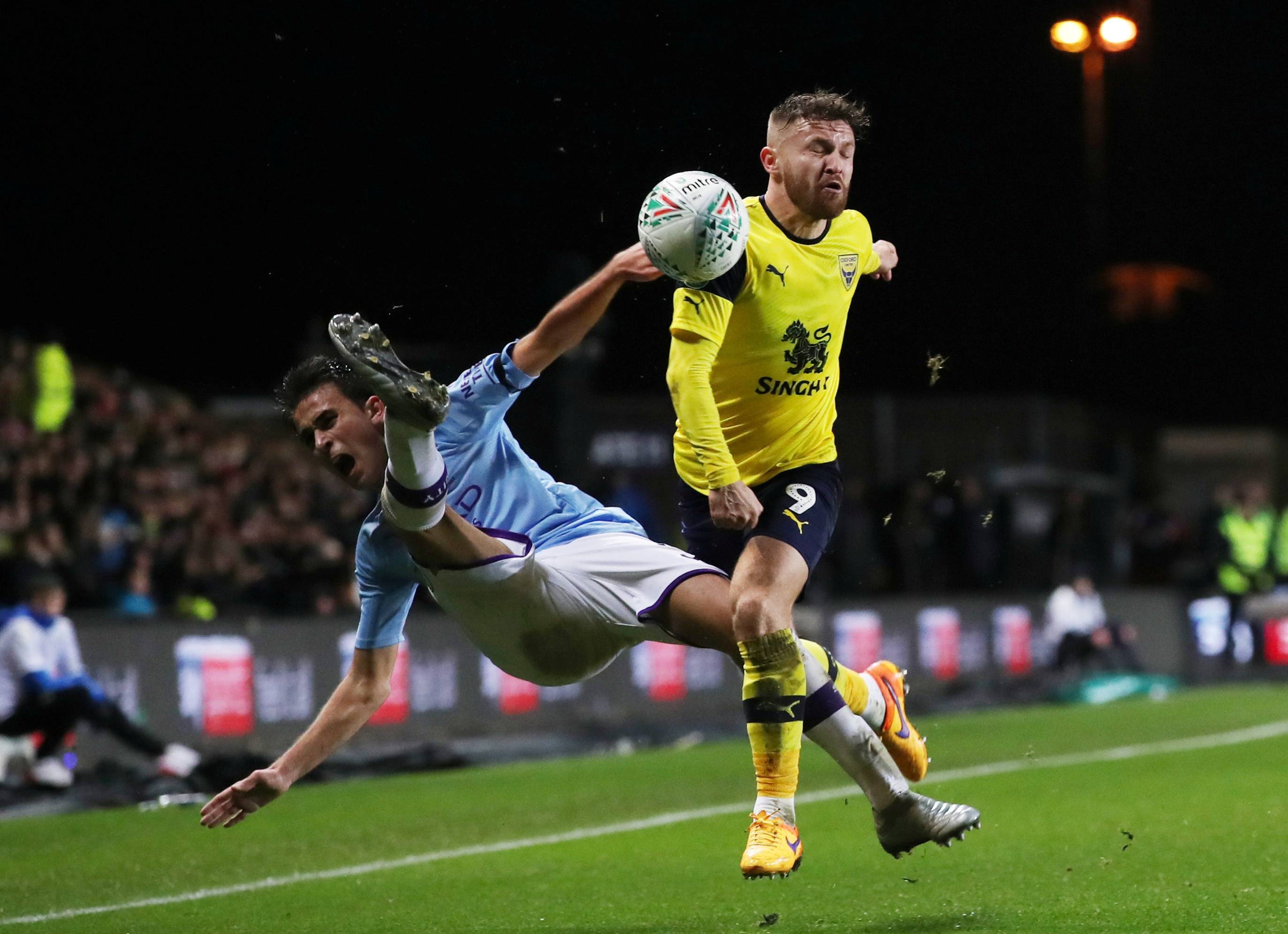 俱乐部足球比赛：伦敦联队胜出晋级，引发热议