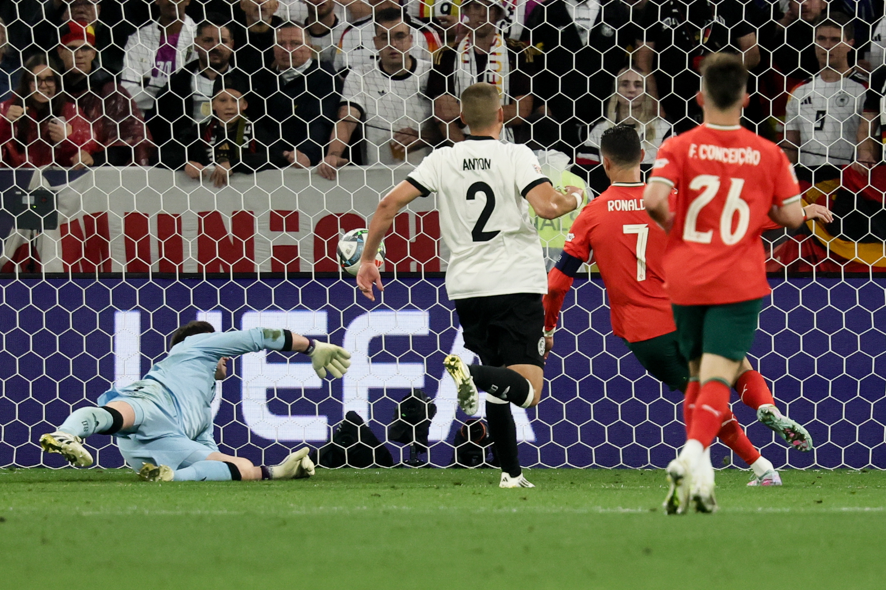 俱乐部足球比赛：伦敦联队胜出晋级，引发热议