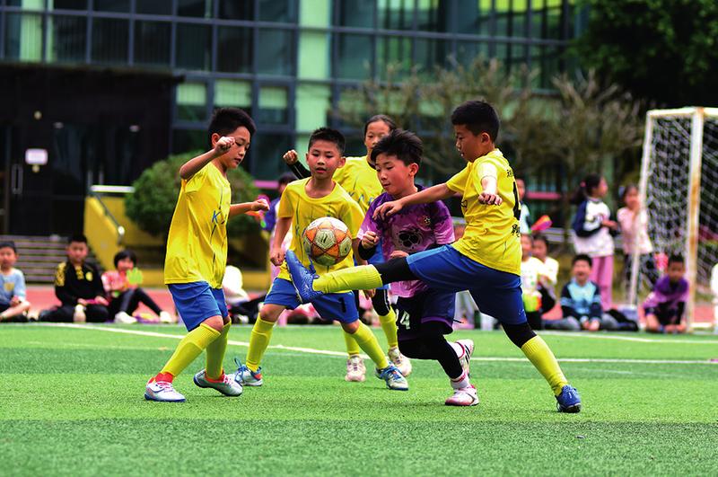 足球场上精彩纷呈，球员实力抢眼！，士气大振的简单介绍