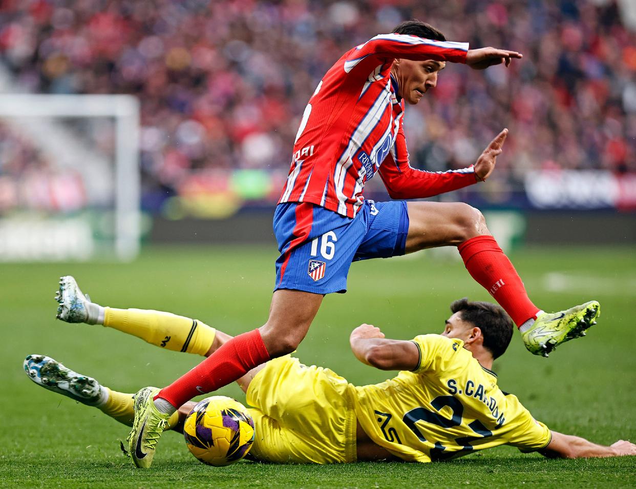 足球场上精彩纷呈，球员实力抢眼！，士气大振的简单介绍