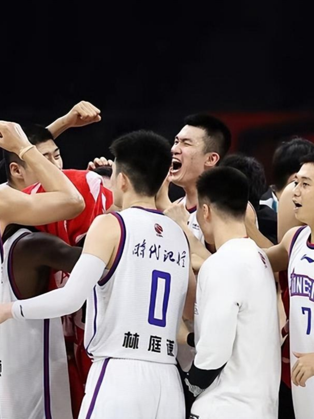 广东队碾压骑士，拉文扛起全队