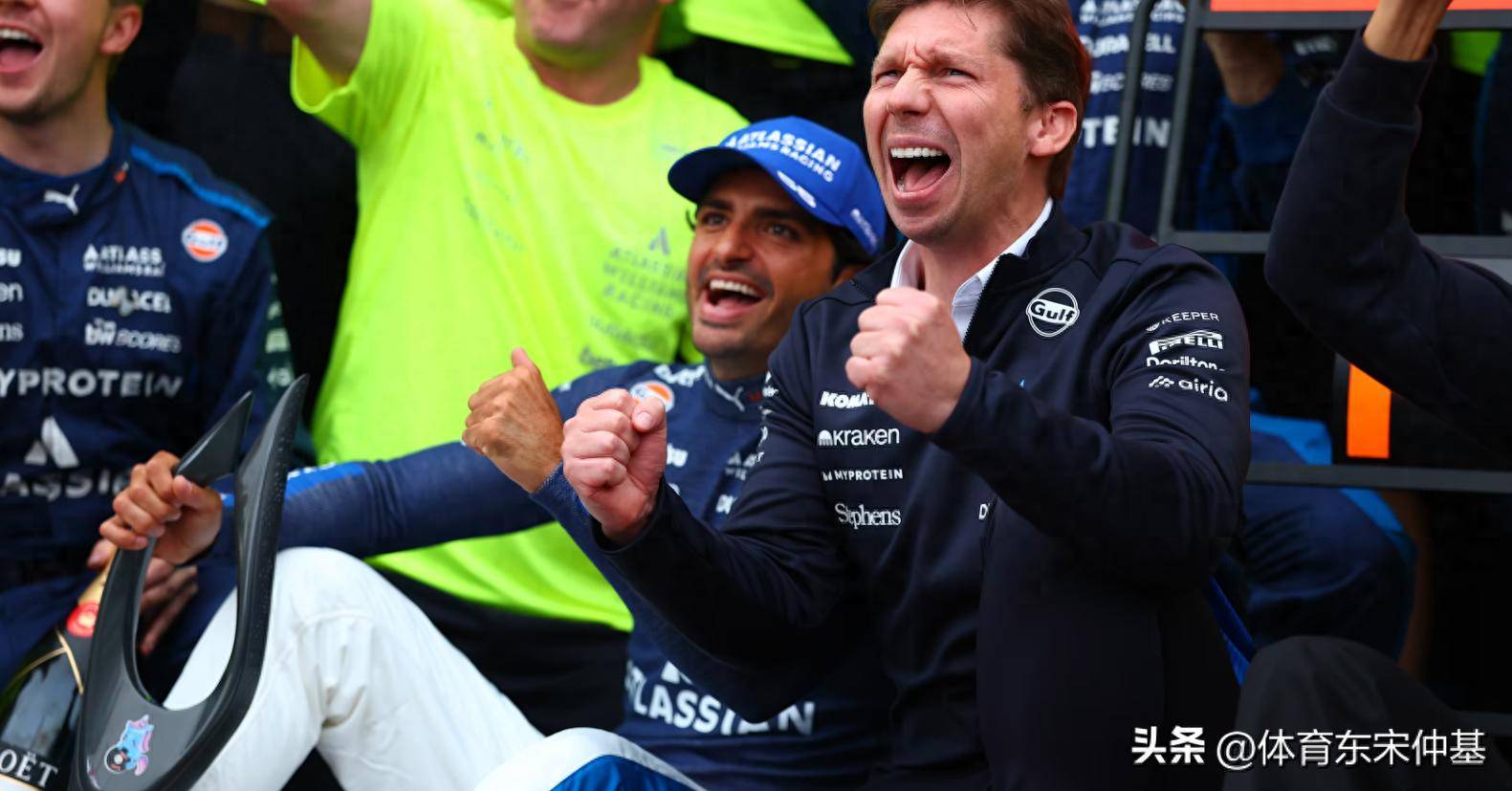 梅赛德斯横扫雷诺车队，塞恩斯带队取胜